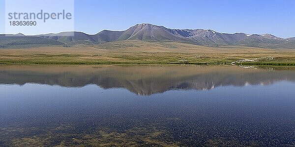 Berge  die sich in einem See entlang der At-Bashy-Kette spiegeln  Region Naryn  Kirgisistan