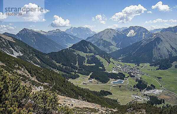 Ausblick vom Thaneller auf die östlichen Lechtaler Alpen  Tirol  Österreich  Europa