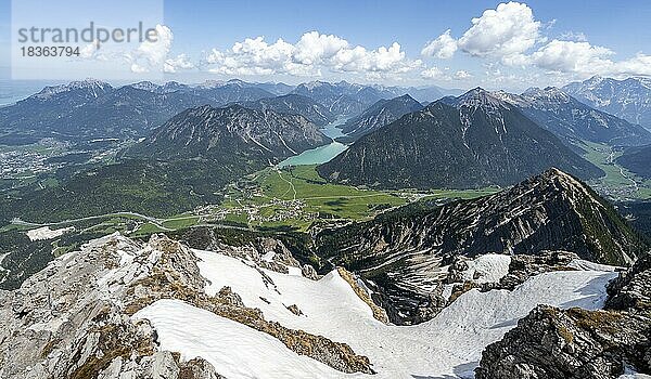 Ausblick vom Thaneller auf den Plansee und östliche Lechtaler Alpen  Tirol  Österreich  Europa