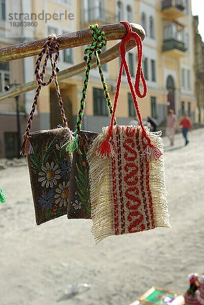 Traditionelle  handgefertigte Taschen aus gewebtem Stoff