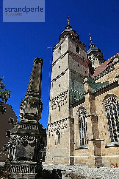 Die Stadtkirche  Heilig Dreifaltigkeit  und der Obeliskenbrunnen in der Innenstadt  Bayreuth  Oberfranken  Bayern  Deutschland  Europa