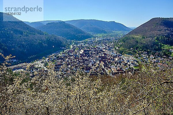 Blick vom Michelskäppele über Bad Urach  Schwäbische Alb  Baden-Württemberg  Deutschland  Europa