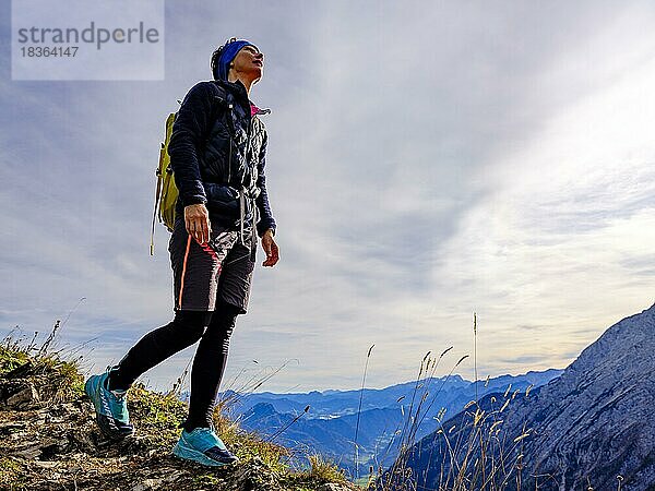 Bergsteigerin blickt nach oben  Golling  Salzburger Land  Österreich  Europa