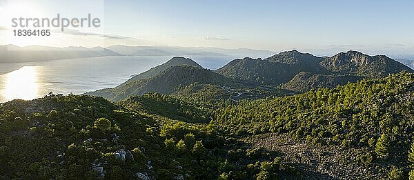 Vulkanhalbinsel Methana  Blick übers Meer und Landschaft mit Bergen und erloschen Vulkanen  Saronischer Golf  Peloponnes  Griechenland  Europa