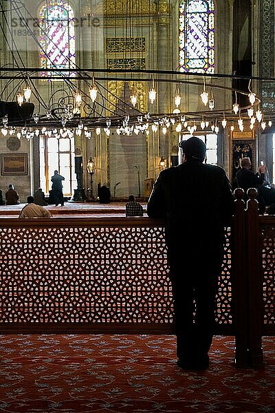 Hölzerne Minbar-Predigtkanzel aus osmanischer Zeit in einer Moschee