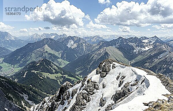 Ausblick vom Thaneller auf die östlichen Lechtaler Alpen  Tirol  Österreich  Europa