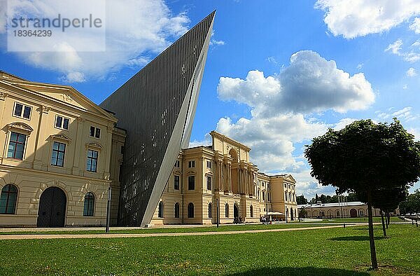 Militärhistorisches Museum der Bundeswehr  Arsenalhauptgebäude mit Keil  Architekt Daniel Libeskind  Dresden  Sachsen  Deutschland  Europa