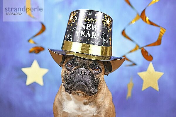 Französische Bulldogge mit Silvesterparty-Hut mit dem Text Frohes neues Jahr vor blauem Hintergrund mit goldenen Girlanden