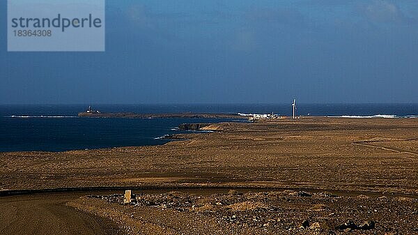 Leuchtturm  Wilder Süden  Punta de Jandia  Windrad  karge Landschaft  blauer Himmel  wenige Wolken  Fuerteventura  Kanarische Inseln  Spanien  Europa