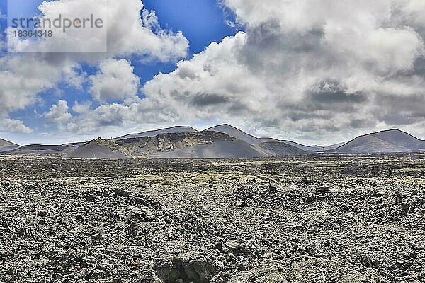 Vulkanlandschaft mit Blick auf die Caldera de Los Cuervos  Nationalpark Timanfaya  Lanzarote  Kanaren  Spanien  Europa