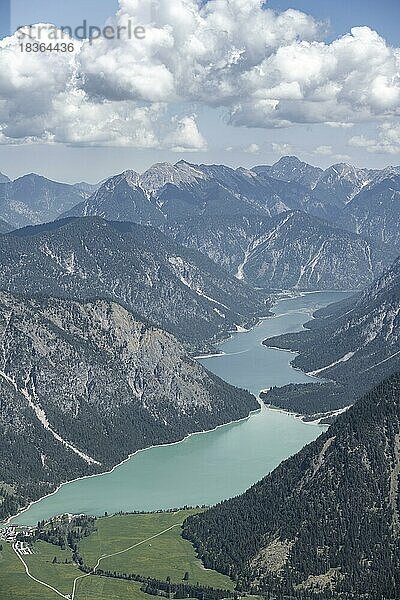 Ausblick vom Thaneller auf den Plansee und östliche Lechtaler Alpen  Tirol  Österreich  Europa