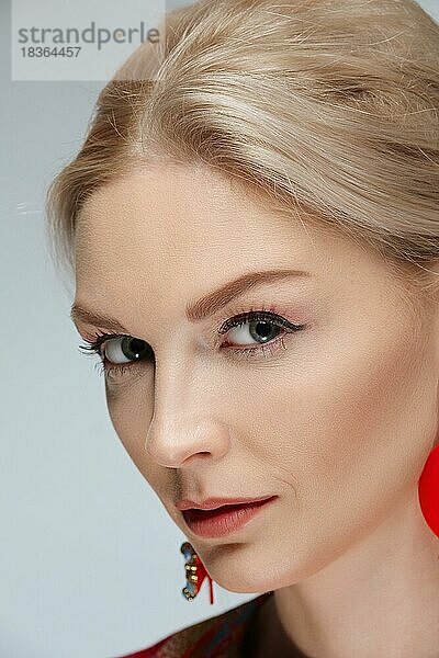 Close up Porträt der schönen blonden Mädchen mit stilvollen Make-up und Frisur. Attraktive Frau mit professionellem Make-up