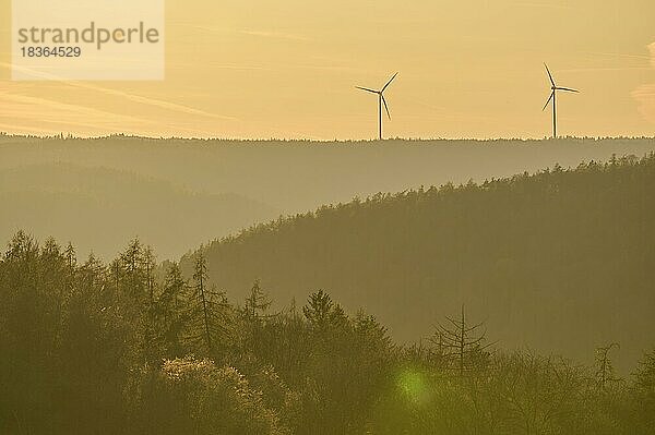 Landschaft  Wald  Windkraftanlagen  Sonnenuntergang  Frühling  Reichartshausen  Amorbach  Odenwald  Bayern  Deutschland  Europa