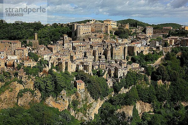 Mittelalterliche Stadt Sorano  Blick auf die Altstadt  Toskana  Italien  Europa