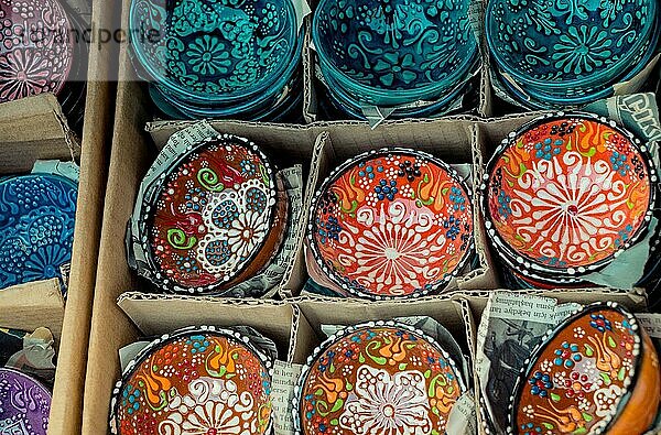 Traditionelle türkische Keramikteller im Basar