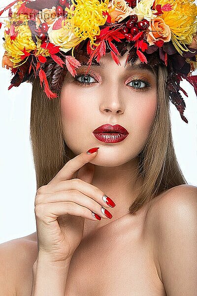 Schönes Mädchen mit hellem Herbstlaub. Schönheit Gesicht. Bild im Studio auf einem weißen Hintergrund genommen