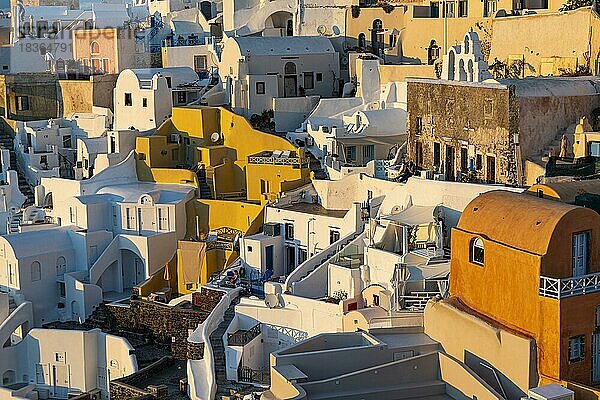 Weiß getünchte Architektur bei Sonnenuntergang  Oia  Santorin  Griechenland  Europa