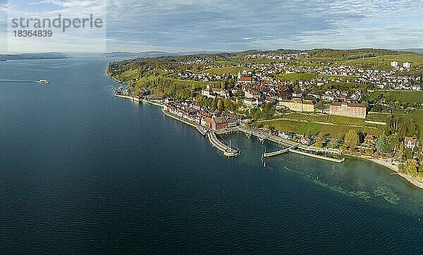 Stadtansicht von Meersburg mit Fährhafen  Hafen und Uferpromenade  Bodenseekreis  Baden-Württemberg  Deutschland  Europa