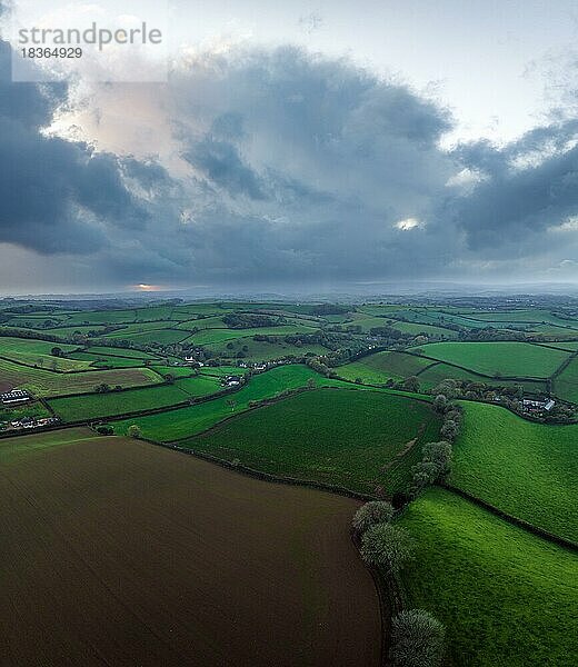 Felder und Farmen über Torquay aus einer Drohne  Devon  England  Großbritannien  Europa
