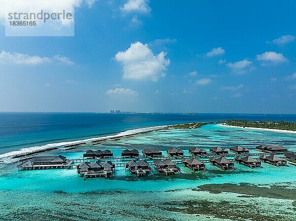 Luftaufnahme  Paradiesinsel mit Wasserbungalows  Indischer Ozean  Lankanfushi  Nord-Malé-Atoll  Malediven  Asien