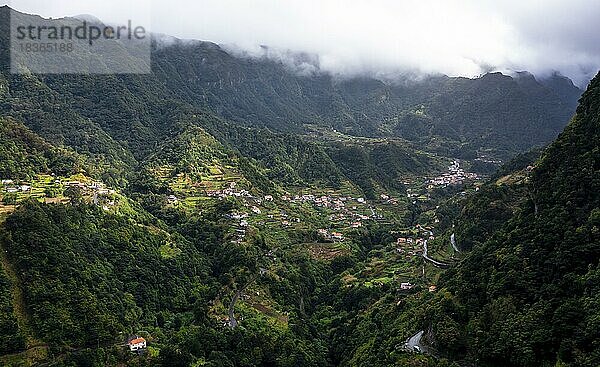 Häuser und Berge  Landschaft bei Boaventura  Madeira  Portugal  Europa