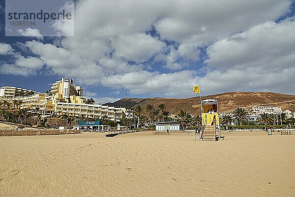 Sandstrand  Hotelanlage  Rettungsschwimmer- Turm  gelbe Flagge  Südosten  Jandia  Sandstrände  blauer Himmel  weiße Wolken  Fuerteventura  Kanarische Inseln  Spanien  Europa