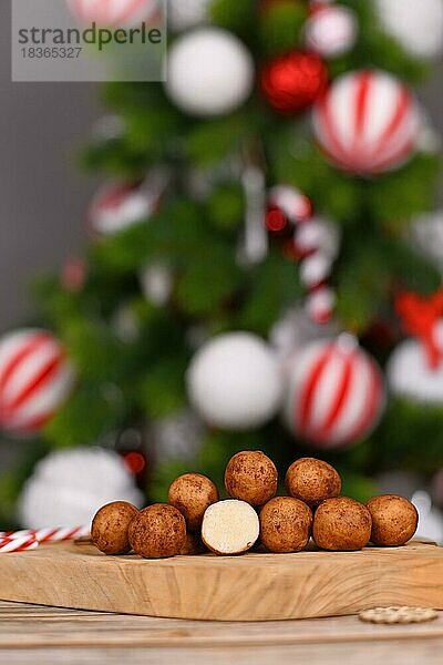 Marzipankartoffeln sind eine weihnachtliche Süßigkeit. Runde  kugelförmige Marzipankartoffeln  umhüllt von Zimt und Kakaopulver