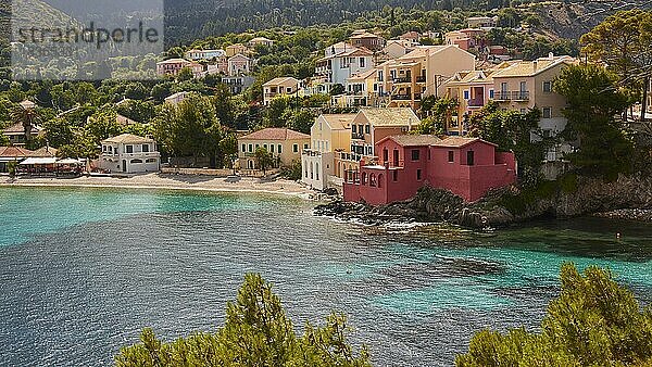 Dorf  Assos  Häuser am Meer  Bäume  türkisfarbenes Meer  Westküste  Insel Kefalonia  Ionische Inseln  Griechenland  Europa