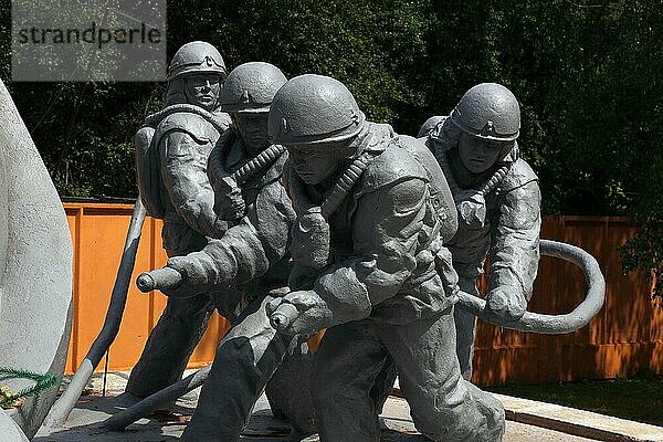 Sperrzone  in der unbewohnbaren 30-Kilometer-Zone um das Kraftwerk von Tschernobyl und der Arbeitersiedlung Pripjat  das Denkmal der Liquidatoren  Beteiligte an den Aufraeumarbeiten am AKW von Tschernobyl  Ukraine  Europa