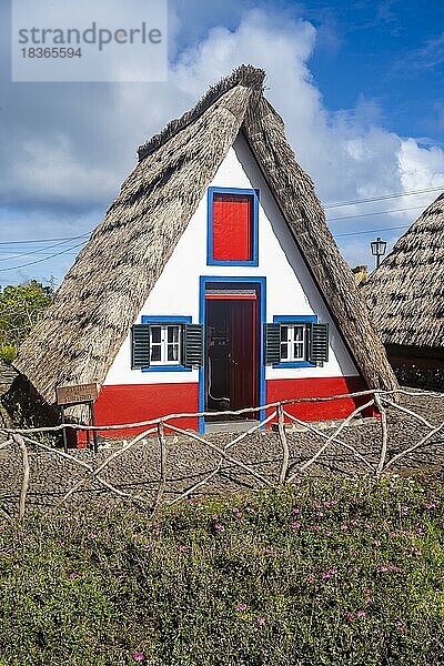 Traditionelles strohgedecktes Haus in Santana  Casa de Colmo  Insel Madeira  Portugal  Europa