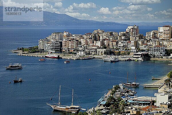 Blick von oben auf den Hafen von Saranda  Albanien  Europa