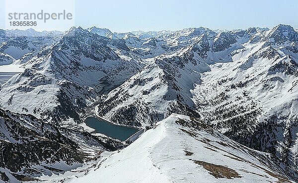 Stausee  Gipfel und Berge im Winter  Sellraintal  Stubaier Alpen  Kühtai  Tirol  Österreich  Europa