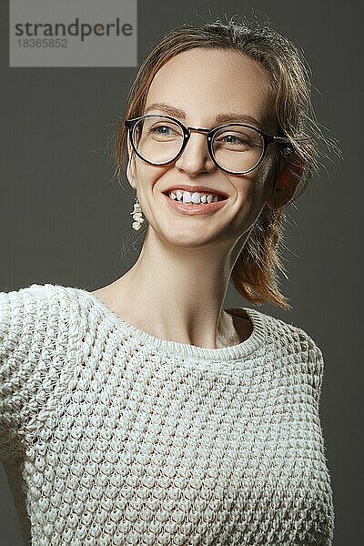 Porträt eines lächelnden glücklichen Mädchens mit Brille