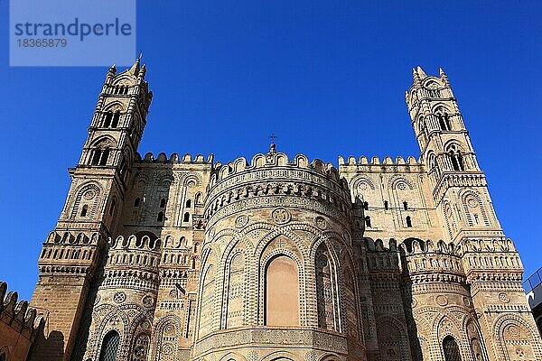 Stadt Palermo  die Kathedrale Maria Santissima Assunta  die Ostseite zeigt den urspruenglichen Charakter des Normannendoms  UNESCO Weltkulturerbe  Sizilien  Italien  Europa