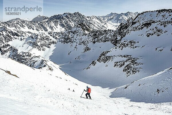 Skitourengeher am Sulzkogel  Stubaier Alpen  Berge im Winter  Kühtai  Tirol  Österreich  Europa