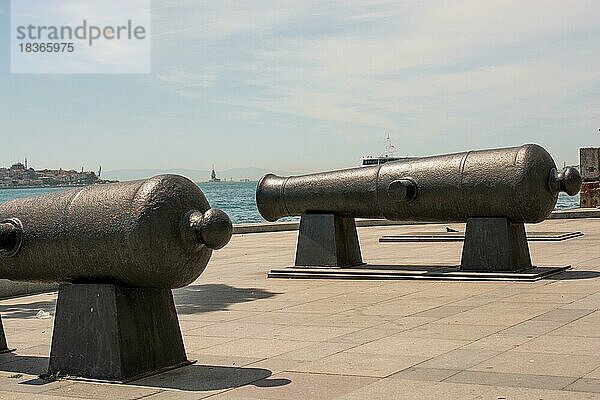 Antike osmanische Kanonen mit Blick auf das Meer in der Ansicht