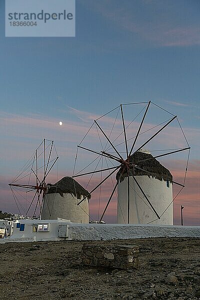 Die Windmühlen (Kato Milli) bei Sonnenuntergang  Horta  Mykonos  Griechenland  Europa