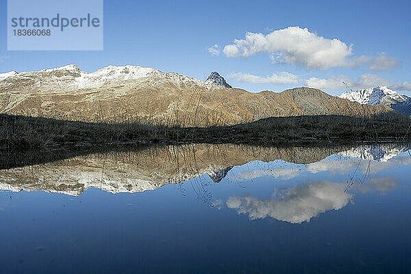 Spiegelung und Blick auf die Berge am Bernina Pass  Engadin  Schweiz  Europa