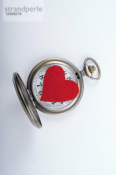 Liebeskonzept zum Valentinstag auf Retro-Uhr