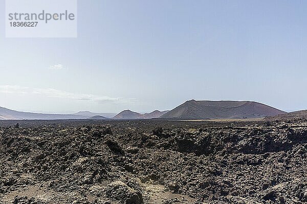 Gebirgskette mit Vulkanen im Nationalpark Timanfaya  Lanzarote  Kanaren  Spanien  Europa