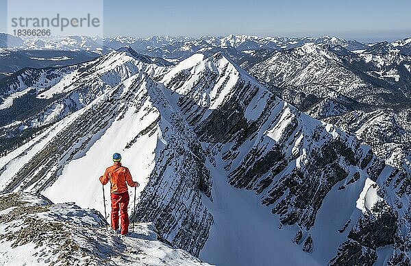 Skitourengeher am Gipfel des Sonntagshorn  hinten verschneite Gipfel des Hirscheck und Vorderlahnerkopf  Bergpanorama  Chiemgauer Alpen  Bayern  Deutschland  Europa