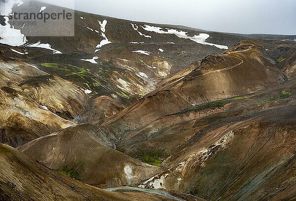 Dampfende Bäche zwischen bunten Rhyolith Bergen im Geothermalgebiet Hveradalir  Kerlingarfjöll  isländisches Hochland  Island  Europa