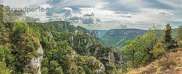 Gorges of Tarn gesehen vom Wanderweg auf den Felsvorsprüngen des Causse Mejean oberhalb der Tarnschlucht. Panorama. La bourgarie  Lozere  Frankreich  Europa