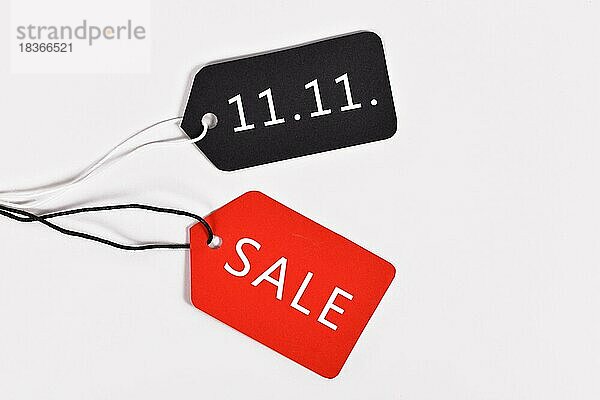 Schilder mit dem Text '11.11.' und 'SALE for Singles' Day'  einem inoffiziellen chinesischen Feiertag und einer Einkaufssaison  die Menschen feiert  die nicht in einer Beziehung sind