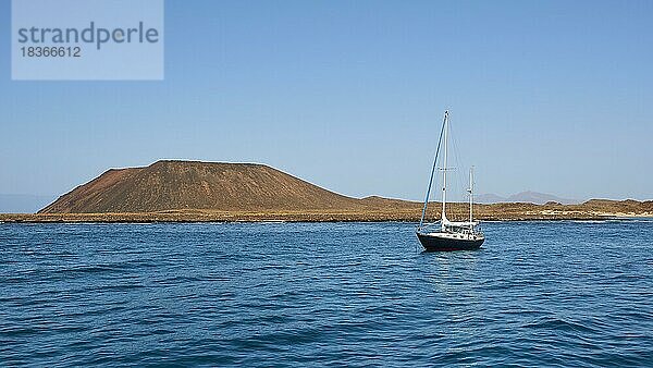 Segelboot  Zweimaster  Norden  Insel Los Lobos  Naturschutzgebiet  blauer wolkenloser Himmel  Fuerteventura  Kanarische Inseln  Spanien  Europa