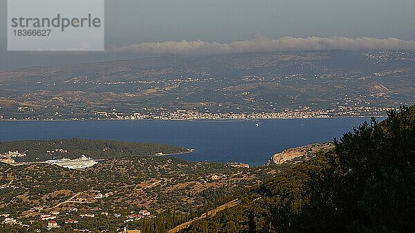 Bucht von Argostoli  Hügel  grauweißes Wolkenband  Argostoli  Insel Kefalonia  Ionische Inseln  Griechenland  Europa