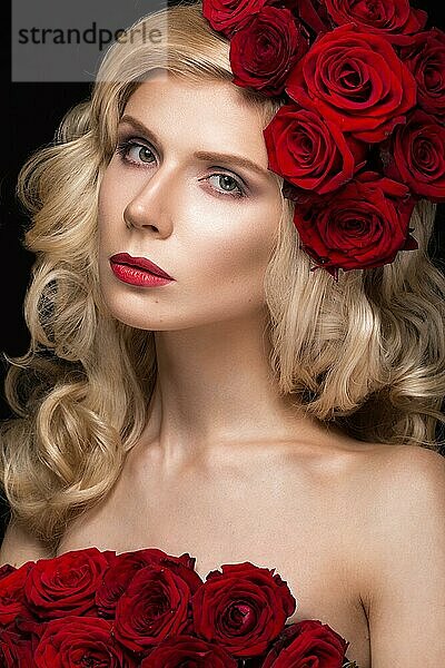 Schönes blondes Mädchen in einem Kleid und Hut mit Rosen  klassischem Make-up  Locken und roten Lippen. Schönes Gesicht. Fotos im Studio aufgenommen