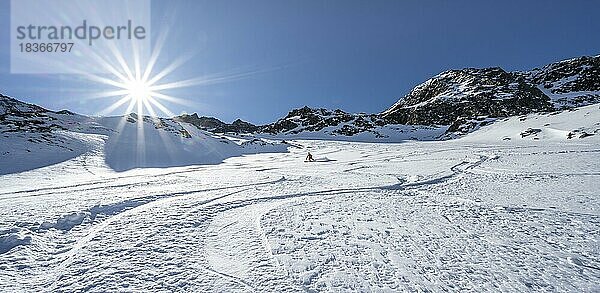 Skifahrer bei der Abfahrt im Stamser Karle  Abfahrt vom Pirchkogel  Sonnenstern  Kühtai  Stubaier Alpen  Tirol  Österreich  Europa