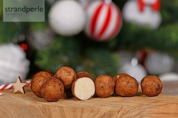 Traditionelle deutsche Weihnachtsbonbons  genannt 'Marzipankartoffeln'. Runde  kugelförmige Marzipankartoffeln  umhüllt von Zimt und Kakaopulver