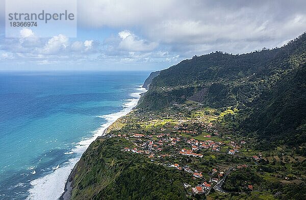 Meer  Küste und Ortsansicht Arco de Sao Jorge  Madeira  Portugal  Europa